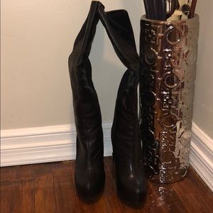 Black knee boot